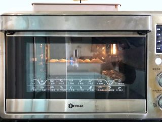 南瓜豆沙排包,17、烤箱150度上下火预热好，放入烤盘于中下层烘烤20分钟后取出。