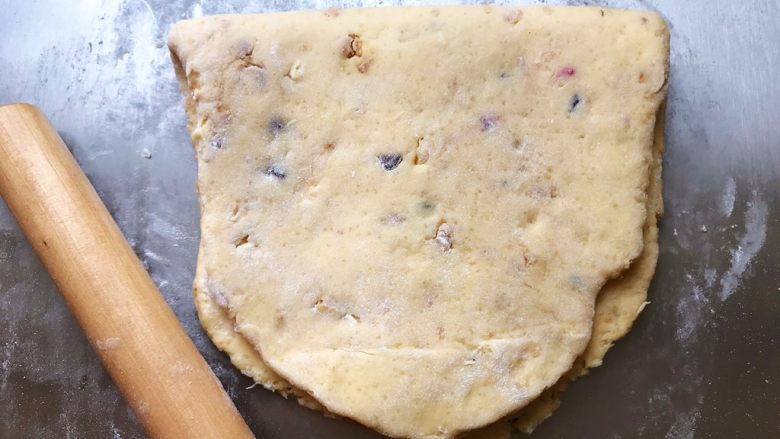 淡奶油果干燕麦司康饼,将擀好的面片对折，再擀成约摸2厘米厚度的面片