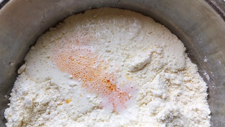淡奶油果干燕麦司康饼,加入打散的鸡蛋液和淡奶油