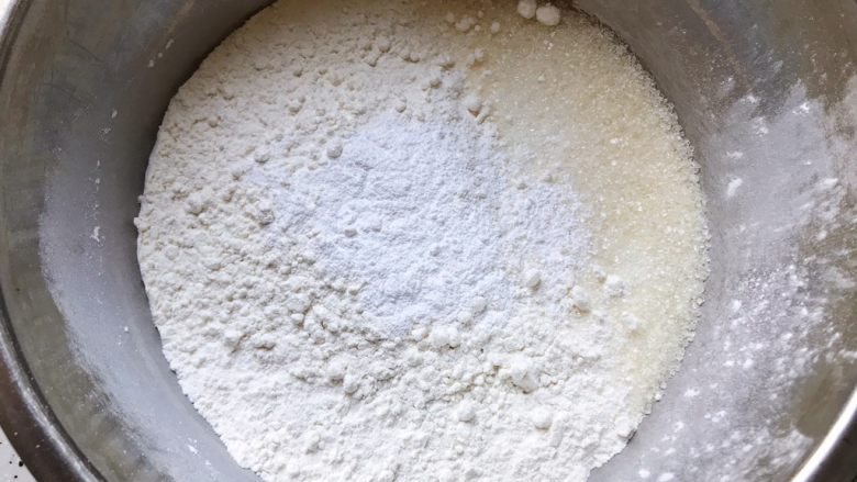 淡奶油果干燕麦司康饼,将低筋粉和泡打粉混合，加入细砂糖和盐