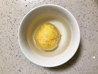 百合红枣糯耳莲子汤,糯耳用清水泡发两个小时。