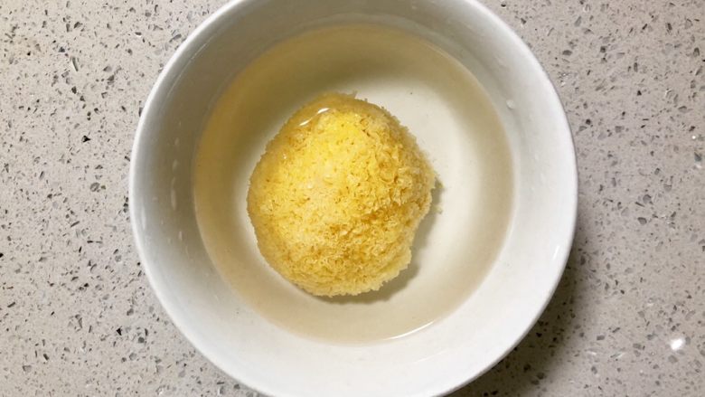 百合红枣糯耳莲子汤,糯耳用清水泡发两个小时。