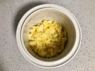 百合红枣糯耳莲子汤,取半个糯耳，洗净去蒂，撕成小块备用。