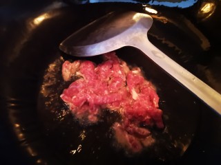 牛肉虾仁炒米线,锅中放少许植物油，油烧热后放入牛肉炒熟