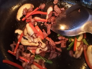 牛肉虾仁炒米线,青红椒、香菇与牛肉翻炒均匀