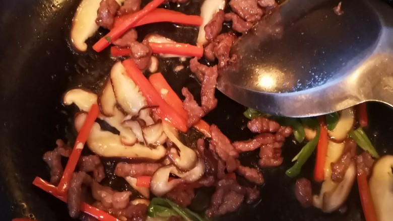 牛肉虾仁炒米线,青红椒、香菇与牛肉翻炒均匀