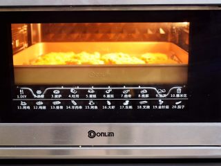 无油黄金烤鸡排,再放入预热好的东菱烤箱，上下火180度，中层烤20分钟，烤好取出切块即可美味的无油低脂的黄金大鸡排了