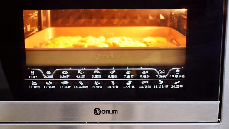 无油黄金烤鸡排,再放入预热好的东菱烤箱，上下火180度，中层烤20分钟，烤好取出切块即可美味的无油低脂的黄金大鸡排了