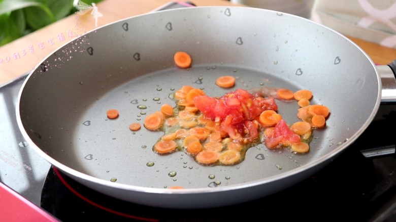 菌菇豆腐羹,锅中倒入食用油，油热后，放入胡萝卜和番茄，翻炒至番茄出汁

