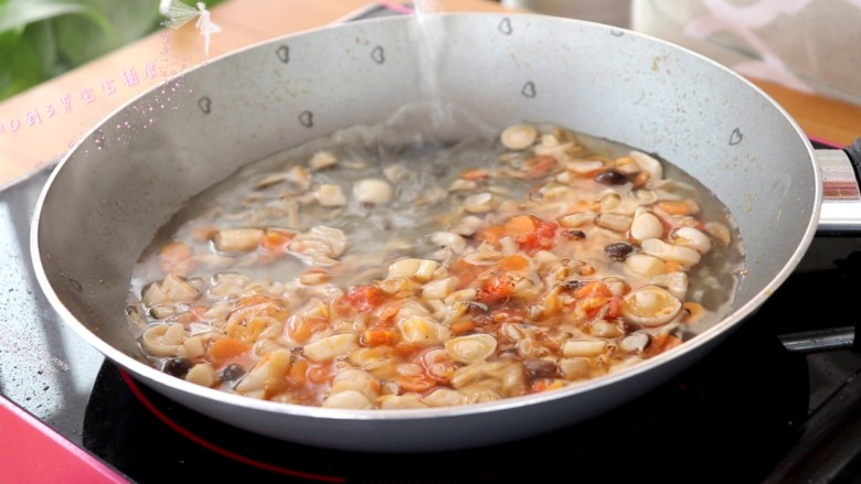 菌菇豆腐羹,倒入虾皮和蘑菇碎，继续翻炒几下，倒入适量清水，煮沸