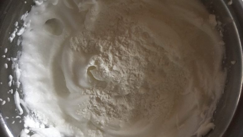 雪衣豆沙,加入20g淀粉快速翻拌至无干粉