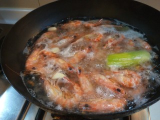 水煮九节虾  新文美食,开锅两分钟即可关火。