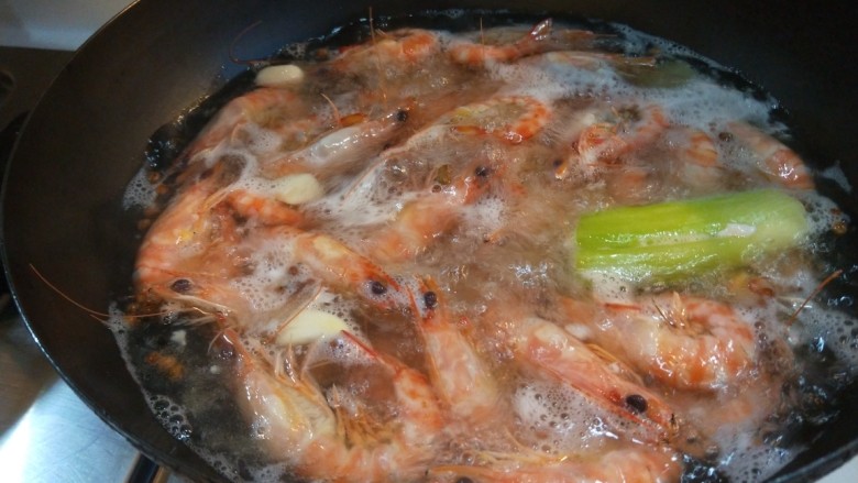 水煮九节虾  新文美食,开锅两分钟即可关火。