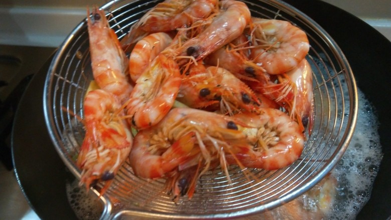 水煮九节虾  新文美食,煮虾不能过长时间，煮老了影响口感。