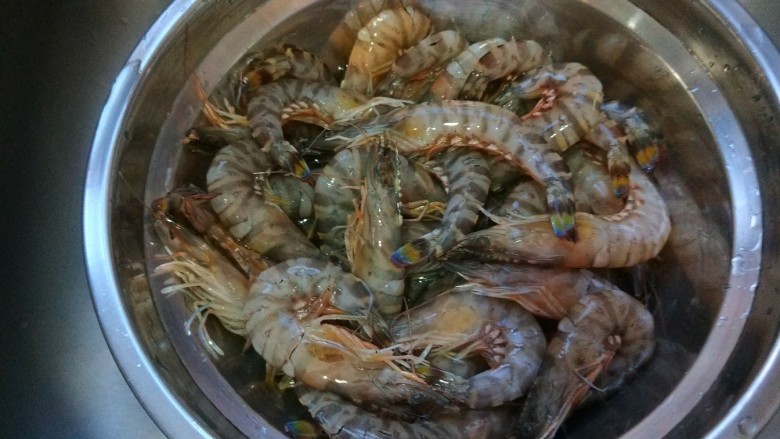 水煮九节虾  新文美食,小九节虾最好买回来就做更新鲜。