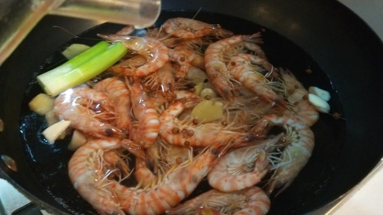 水煮九节虾  新文美食,倒入几滴食用油。