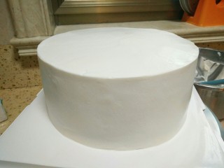 麋鹿奶油蛋糕,最后用抹刀抹平