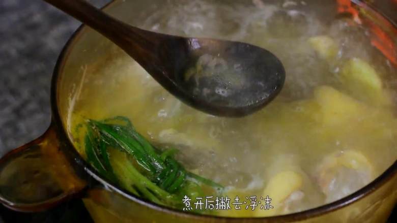 营养美味，简单易上手的虫草花冬笋草鸡汤,煮开后撇去浮沫，捞出备用。