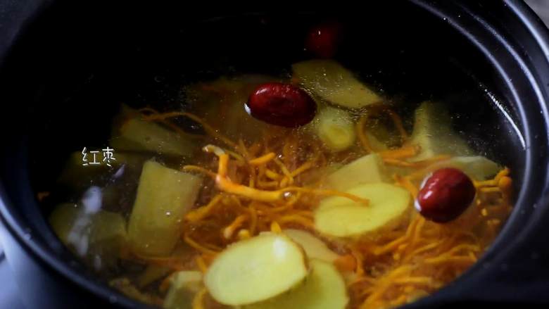 营养美味，简单易上手的虫草花冬笋草鸡汤,放入红枣、姜片。