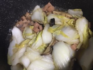 火腿香菇炒白菜,8️⃣ 倒入小半碗水，焖煮5分钟左右至白菜煮熟为止。