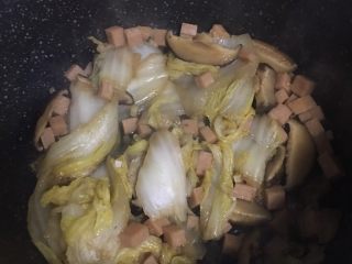 火腿香菇炒白菜,9️⃣ 收汁的时候可以尝一下味道，淡了的话可以加盐调味，出锅。