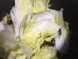 火腿香菇炒白菜,6️⃣ 倒入锅中翻炒至稍软。