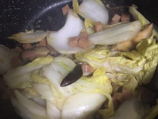 火腿香菇炒白菜,7️⃣ 倒入适量生抽调味，翻炒均匀。