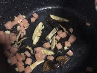 火腿香菇炒白菜,4️⃣ 带香味溢出，再加入香菇翻炒。