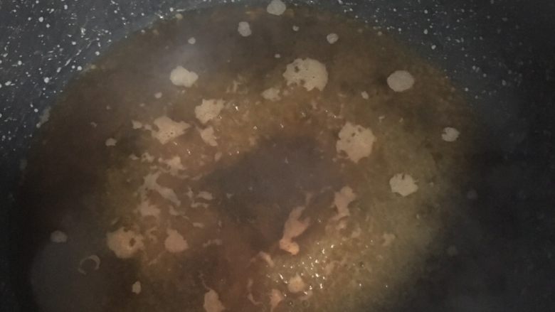 开花杏鲍菇,4️⃣ 将料汁倒入锅中，加入半碗水煮沸。