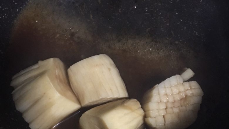 开花杏鲍菇,5️⃣ 倒入盛出沥干的杏鲍菇，再加入半碗淀粉水，煮至汤汁浓稠。