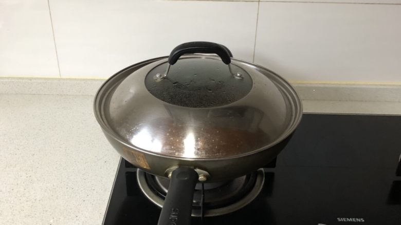 秘制红烧肉-“米饭杀手”,水开后转中小火，焖煮个40-50分钟，期间翻动几次以免粘锅。
