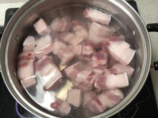 秘制红烧肉-“米饭杀手”,五花肉切小块，冷水入锅焯水，再洗净浮沫控干水份