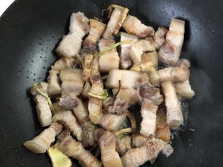 秘制红烧肉-“米饭杀手”,炒得滋滋冒油，微微金黄。
