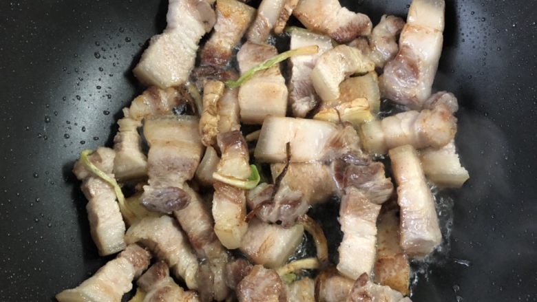 秘制红烧肉-“米饭杀手”,炒得滋滋冒油，微微金黄。
