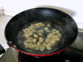 糖醋藕丁,烧一锅开水，藕丁放入沸水入锅焯半分钟捞出备用。焯烫藕丁可以去掉藕的生涩感。