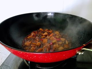 糖醋藕丁,出锅前下糖醋汁翻炒均匀，让调味料充分融合，大火收汁后即可出锅。