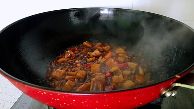 糖醋藕丁,出锅前下糖醋汁翻炒均匀，让调味料充分融合，大火收汁后即可出锅。