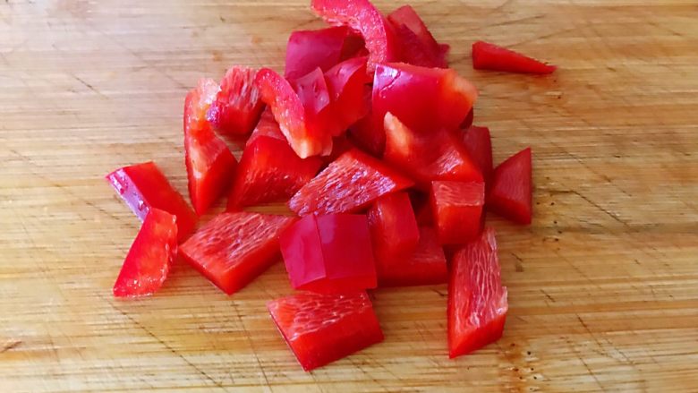 糖醋藕丁,<a style='color:red;display:inline-block;' href='/shicai/ 72'>柿子椒</a>切成丁。如果手头没有也可以不放，一是色泽好看，二是为了菜品营养更丰富。