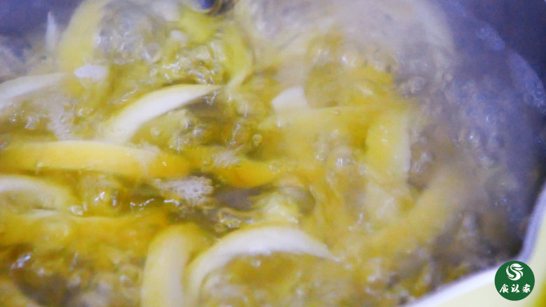 清新健脾柠檬条,重新烧水煮沸，再次放入柠檬条，煮3-5分钟。