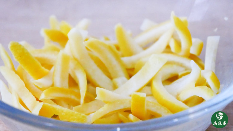 清新健脾柠檬条,捞出柠檬条，晾凉。 柠檬条煮两次是为了去除涩味，也是为了之后更好入味，更容易烘干。