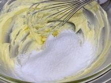 雪球饼干,"糖粉过筛加入奶油中。

p.s. 我使用纯糖粉是满容易结块的，所以我会先用食物处理机打过，再加上过筛，这样才能确保没有结块。若使用加玉米淀粉的糖粉，可以省略过筛的步骤。"