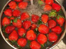 韩式—草莓蛋糕卷,将草莓洗淨⋯