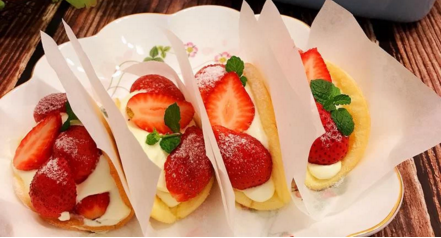 韩式—草莓蛋糕卷,蛋糕上再装饰薄荷叶。蛋糕上草莓装饰，自由发挥哟！
