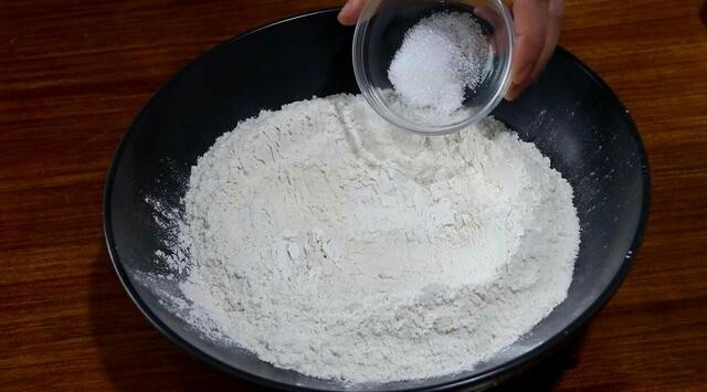 香甜红糖锅盔,在面粉中加一点白糖，帮助发酵。