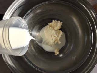轻乳酪芝士蛋糕,奶油芝士和纯牛奶放入碗中，隔热水融化到没有颗粒