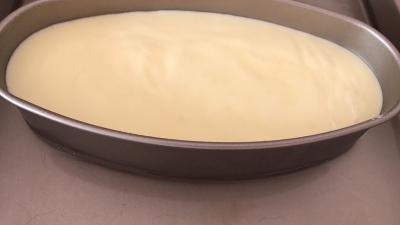 轻乳酪芝士蛋糕,将烤盘加入1cm高热水 水浴法烘烤，烤箱提前预热上下火130度 下层烤90分钟