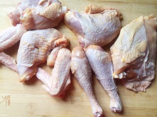 羊肚菌蒸鸡,鸡洗净后，切成大块