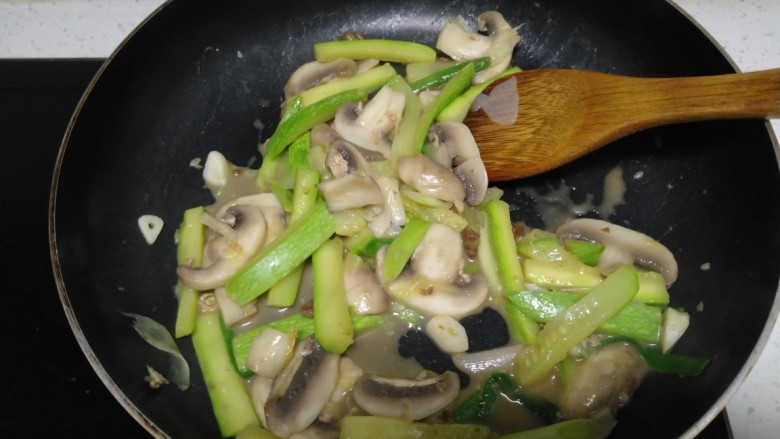 西葫芦炒蘑菇,翻炒均匀。
