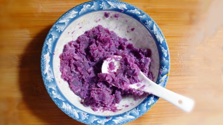 紫薯南瓜糯米糕,趁热(热的时候，白糖比较容易融化)用勺子捣成泥，备用。