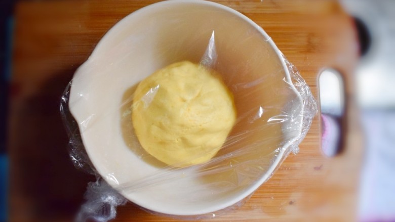 紫薯南瓜糯米糕,揉成光滑的面团，盖上保鲜膜，放一边静置饧半个小时。
